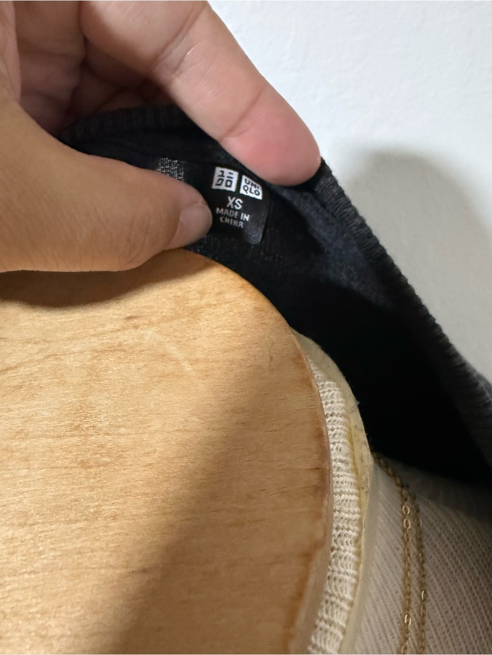 Women’s UNIQLO Charcoal Crewneck Sweater - Classic Lightweight Pullover - Picture 4 of 4
